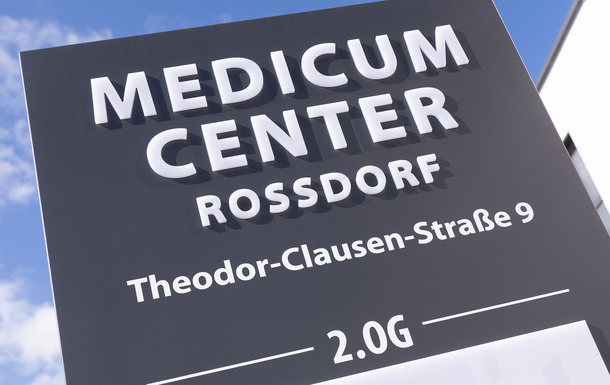 Schild „MEDICUM CENTER ROSS DORF“, Theodor-Clausen-Straße 9, 2.OG.